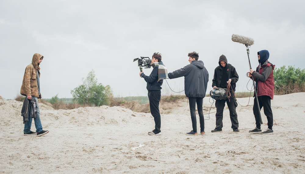 Equipo rodando en exteriores al atardecer